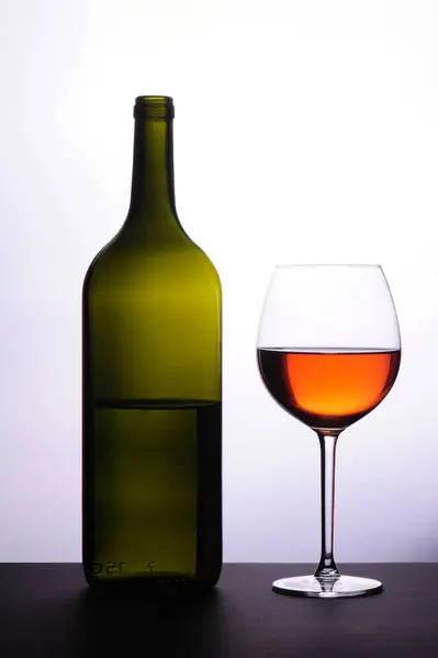 Bouteille Vin Rouge Avec Verre Sur Fond Blanc — Photo