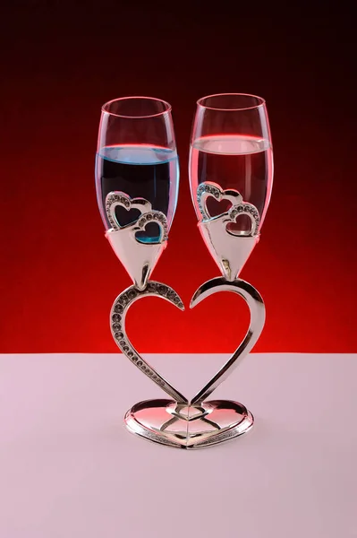 Dois Copos Vinho Tinto Uma Taça Champanhe Fundo Vermelho — Fotografia de Stock