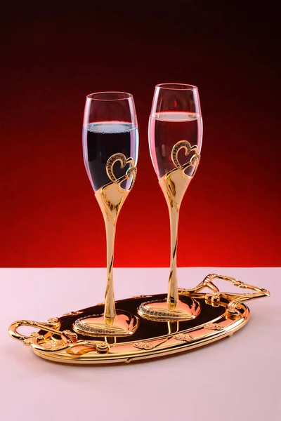 Два Бокала Шампанского Красном Фоне — стоковое фото