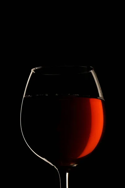 Červené Víno Sklo Odrazem Černém Pozadí — Stock fotografie