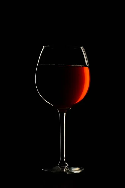Copo Vinho Tinto Com Reflexão Sobre Fundo Preto — Fotografia de Stock