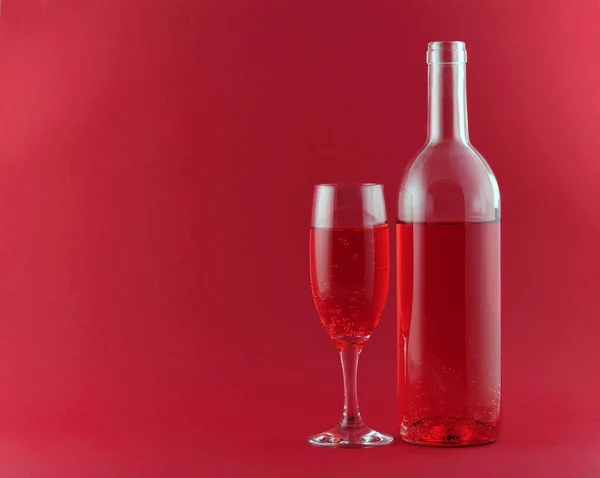 Bouteille Vin Rouge Avec Verre Eau Sur Fond Rose — Photo