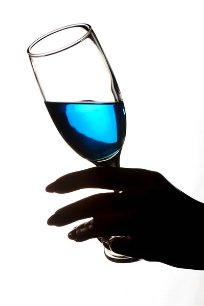 Frau Hält Glas Blauen Wein Auf Weißem Hintergrund — Stockfoto