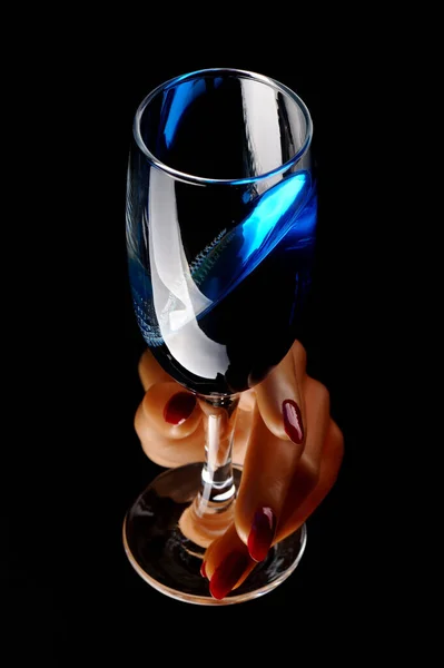 Mujer Sosteniendo Copa Vino Azul Sobre Fondo Negro — Foto de Stock