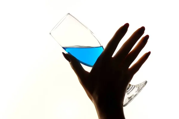 Mulher Segurando Copo Vinho Azul Fundo Branco — Fotografia de Stock