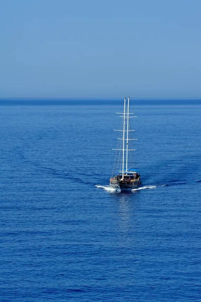 Barca Vela Una Bella Giornata Estiva Soleggiata — Foto Stock