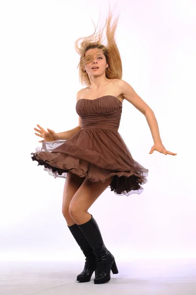 Портрет Молодої Блондинки Яка Танцює Руками Студії — стокове фото