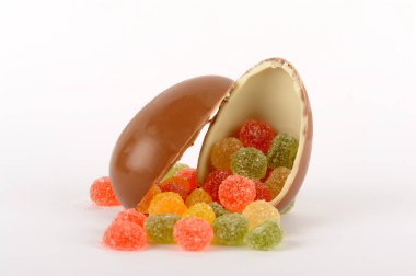 Beyaz arka planda küçük lezzetli meyveli marşmelovlu çikolata yumurtaları.