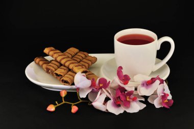 Çay ve çiçekli lezzetli sıcak çikolata.