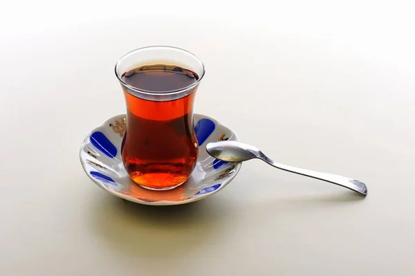 Thé Turc Dans Une Tasse Verre Classique Sur Assiette Locale — Photo