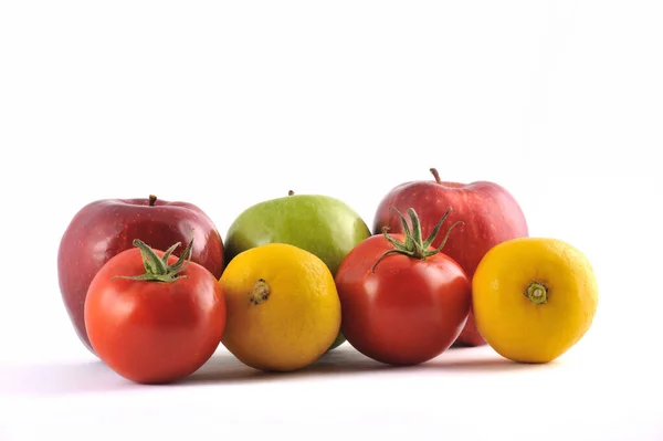 黄色柠檬 红色和绿色苹果 白色表面配以红色西红柿 — 图库照片