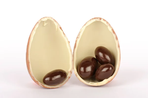 带有白色背景的小而美味的水果棉花糖的巧克力蛋 — 图库照片