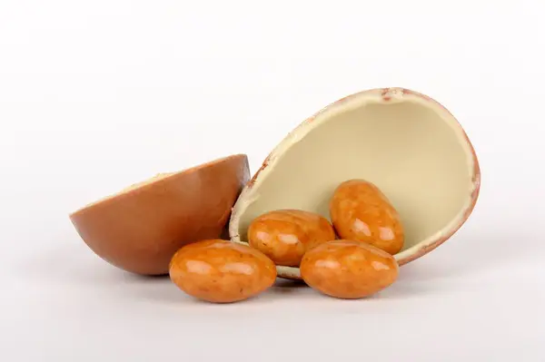 Huevos Chocolate Con Pequeños Deliciosos Malvaviscos Frutas Sobre Fondo Blanco — Foto de Stock
