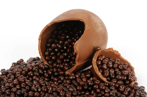 Gránulos Chocolate Huevo Chocolate Sobre Fondo Blanco — Foto de Stock