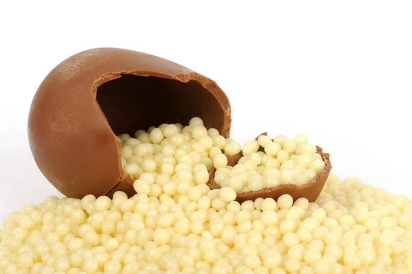 Gránulos Chocolate Blanco Lechoso Huevo Chocolate Sobre Fondo Blanco — Foto de Stock