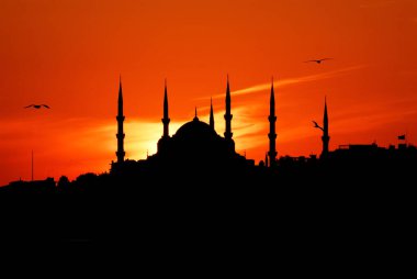 Gün batımında mavi cami. Arka planda çok güzel bir gökyüzü.
