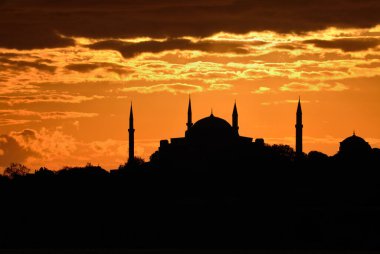 Sogia siluetinin üzerinde gün batımı