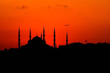 Gökyüzünün muhteşem kırmızısı İstanbul 'da, gün batımında Mavi Cami Sümüklüsü