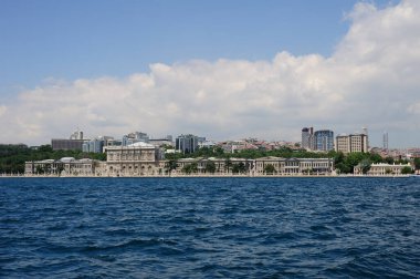 Dolmabahce Sarayı, Boğaz kıyısındaki tarihi bina.