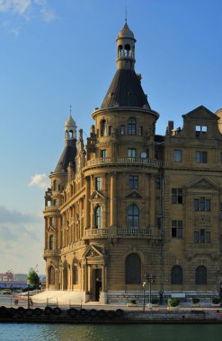İstanbul 'un önündeki tarihi Haydarpaa Tren İstasyonu ve feribot limanı