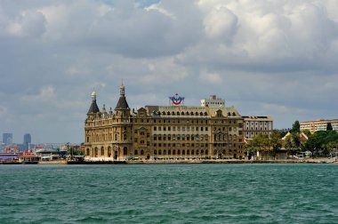 İstanbul 'un önündeki tarihi Haydarpaa Tren İstasyonu ve feribot limanı