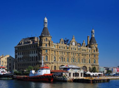İstanbul 'un önündeki tarihi Haydarpaşa Tren İstasyonu ve feribot limanı