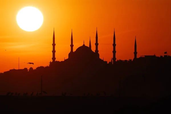 Mavili cami altın saatlerde gün batımında