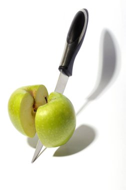 Elma ve çatal beyaza izole edilmiş.