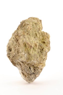 Sade bir arka planda izole edilmiş kurumuş kahverengi ve beyaz kum yığınının yakın çekim görüntüsü.