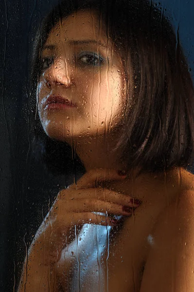 Vacker Ung Kvinna Bakom Gifta Fönster Med Droppar — Stockfoto