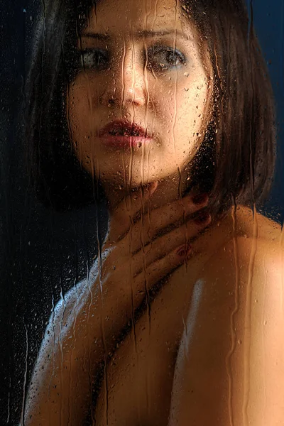 Güzel Genç Bir Kadın Gözleri Islak Penceresinin Arkasında Damlalar — Stok fotoğraf