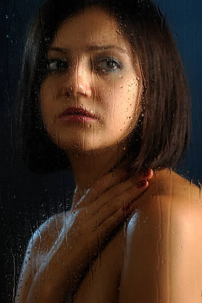Islak Gözlü Güzel Bir Kadın Damlalı Bir Pencerenin Arkasında — Stok fotoğraf