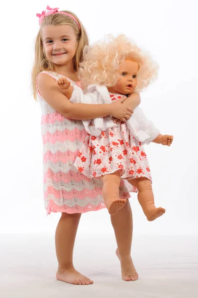 Niña Con Una Muñeca Juguete Sobre Fondo Blanco —  Fotos de Stock