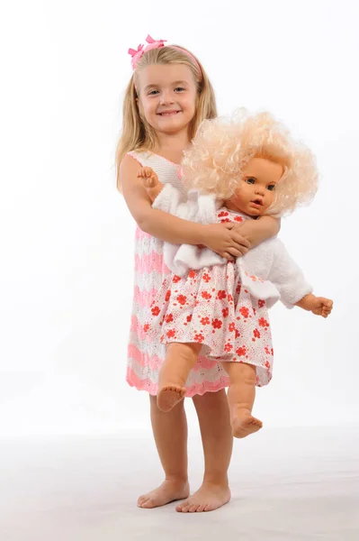 Niña Con Una Muñeca Juguete Sobre Fondo Blanco —  Fotos de Stock