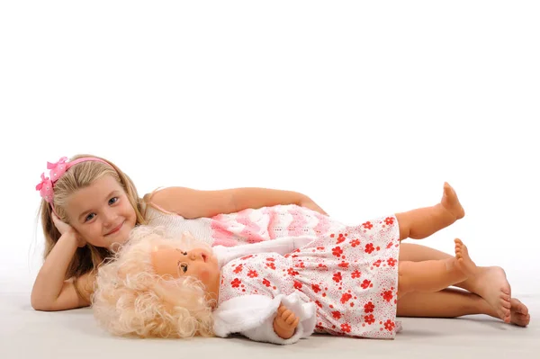 Schattig Klein Meisje Met Pop Witte Achtergrond — Stockfoto