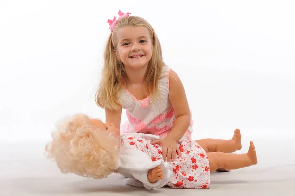 Mignonne Petite Fille Avec Poupée Sur Fond Blanc — Photo