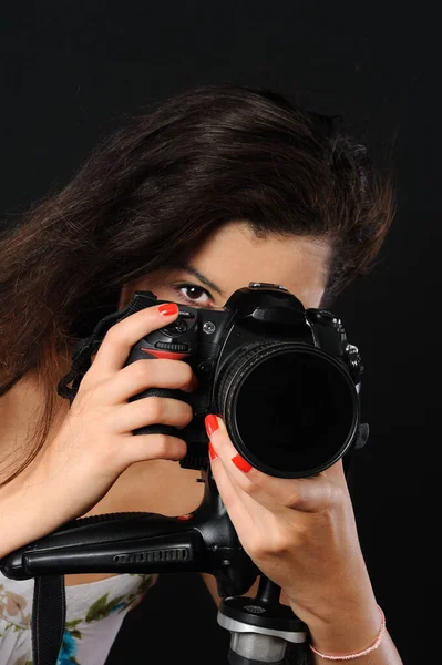Молодая Женщина Профессиональной Камерой Dslr Чёрном Фоне — стоковое фото