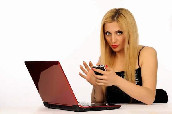 Cep telefonlu dizüstü bilgisayar kullanan kız