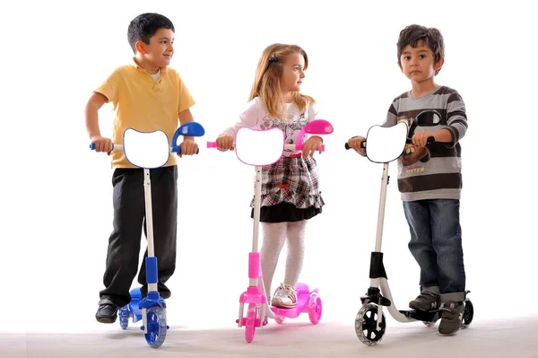 Trois Mignons Petits Enfants Sont Très Heureux Scooter Équitation Sur — Photo