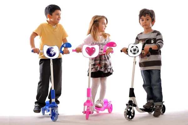 Htre Simpatici Bambini Piccoli Sono Molto Felice Equitazione Scooter Sfondo — Foto Stock