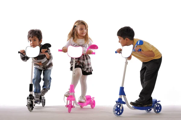 Trois Mignons Petits Enfants Sont Très Heureux Scooter Équitation Sur — Photo