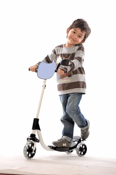 Niño Pequeño Montar Scooter Aislado Sobre Fondo Blanco —  Fotos de Stock