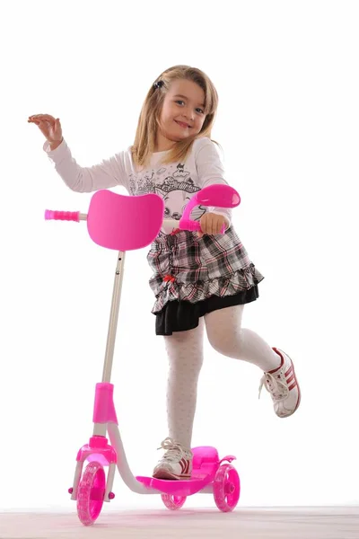 Klein Meisje Met Roze Scooter Witte Achtergrond — Stockfoto