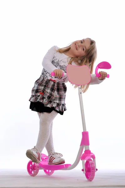Mooi Klein Meisje Rijden Een Scooter — Stockfoto