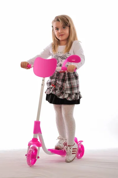 Schattig Klein Meisje Met Scooter Witte Achtergrond — Stockfoto