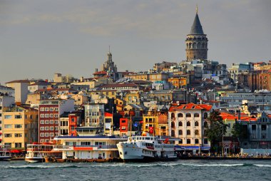 İstanbul 'un deniz manzarası galata kulesi ve tarihi binalarla çevrili
