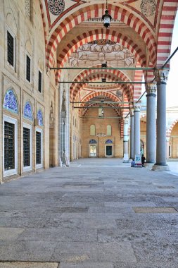 İstanbul 'da Sehzadebasi Camii' nin pencere kubbesi ve giriş avlusu ayrıntıları