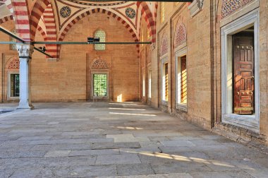 İstanbul 'da Sehzadebasi Camii' nin pencere kubbesi ve giriş avlusu ayrıntıları