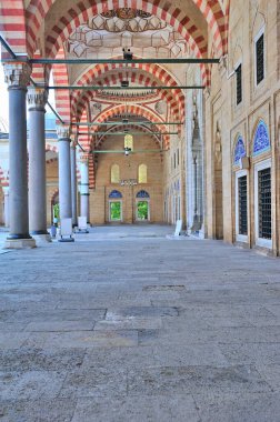 İstanbul 'da Sehzadebasi Camii' nin pencere kubbesi ve giriş avlusu ayrıntıları