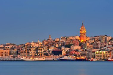 İstanbul limanında gündoğumundan önce İstanbul manzaralı modern yolcu gemileri 